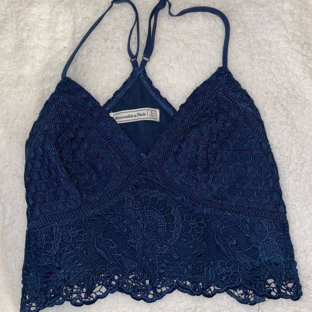 Classic Abercrombie navy blue crop w/ a V-neck💙